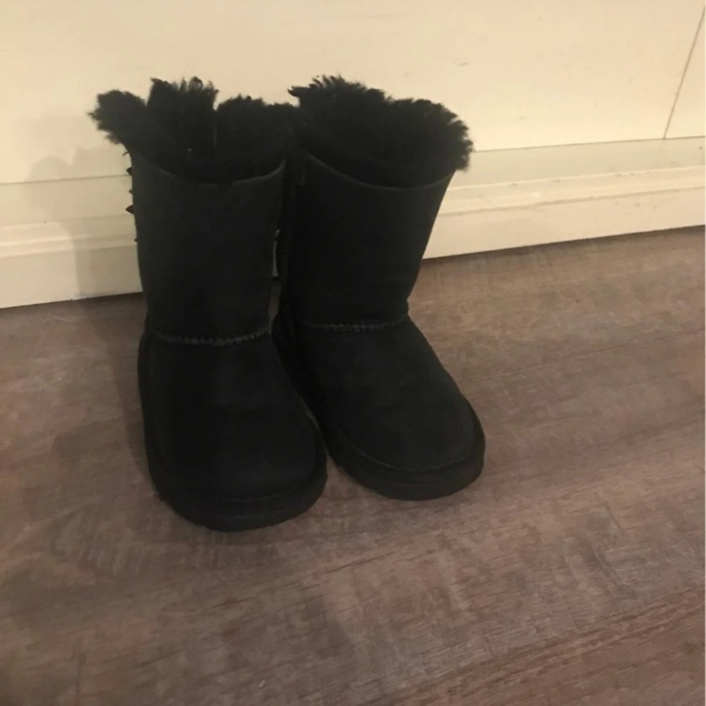 Toddler bailey bow ugg boots! Size 7